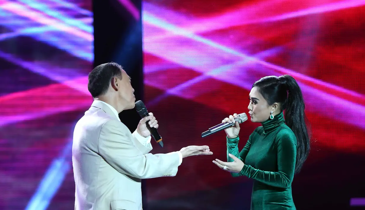Momen sangat spesial bagi Yuni Shara bisa berduet dengan penyanyi legendaris asal Filipina, Jose Mari Chan. Kolaborasi dalam acara Golden Memories Intenational itu membawakan lagu milik Jose. (Nurwahyunan/Bintang.com)