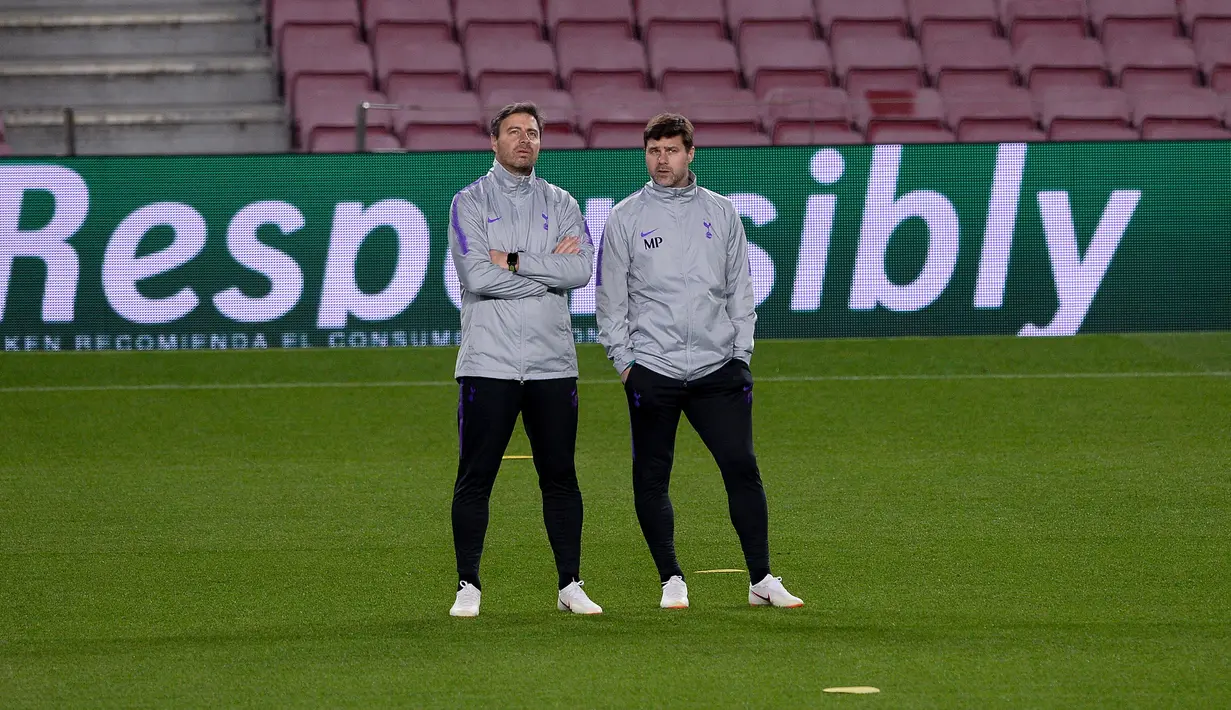 Pelatih Tottenham Hotspur, Mauricio Pochettino (kanan) dan asisten pelatih Miguel d´Agostino berbincang selama sesi pelatihan tim jelang menghadapi Barcelona pada grup B Liga Champions di stadion Camp Nou, Barcelona (10/12). (AFP Photo/Josep Lago)