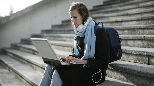 Ilustrasi mengetik di laptop