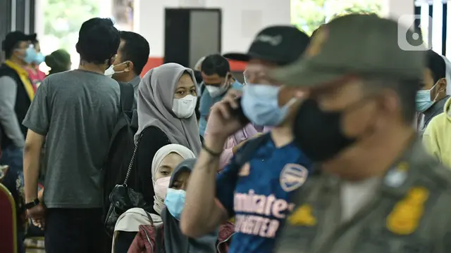 Vaksinasi COVID-19 untuk Warga Usia 18 sampai 50 Tahun di GOR Ciracas