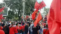 Sejumlah aliansi buruh dan mahasiswa turun ke jalan. Mereka menyampaikan aspirasi di kawasan Patung Kuda Arjuna Wiwaha, Jakarta Pusat, Sabtu (21/5/2022). (Ady Anugrahadi)