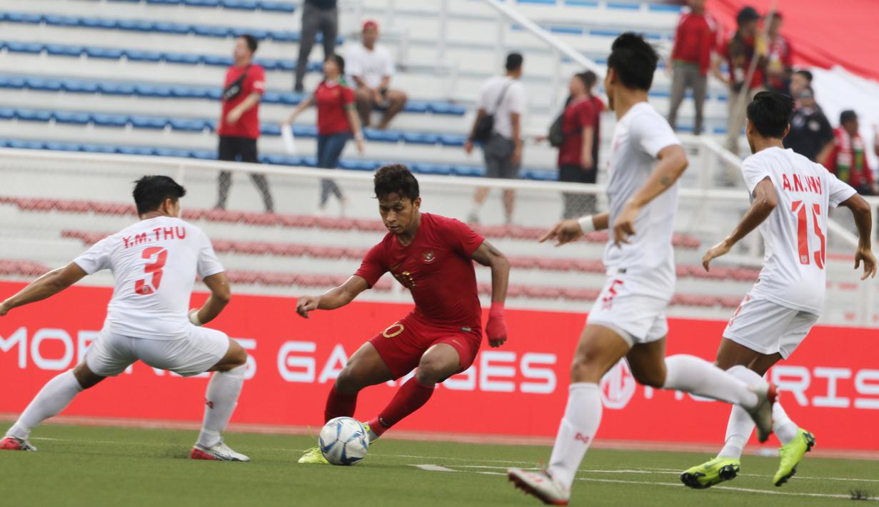 Striker Timnas Indonesia U-22, Osvaldo Haay, mengontrol bola saat melawan Myanmar U-22 di di Stadion Rizal Memorial, Manila, Sabtu (7/12). Indonesia menang 4-2 atas Myanmar. (M Iqbal Ichsan)