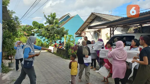 Lek Jum dan Sargini mengkoordinasikan kawan-kawannya untuk kampanye puasa keprihatinan PRT