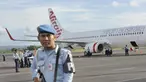 Sejumlah personel TNI AU berjaga di samping pesawat Virgin Australia menyusul adanya informasi pembajakan, setibanya di Bandara Ngurah Rai, Denpasar, Jumat (25/4/14). (ANTARA FOTO/Nyoman Budhiana)