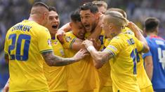 Timnas Ukraina membuka peluang maju ke babak 16 besar Euro 2024 setelah pada matchday kedua Grup E sukses menaklukkan Slovakia 2-1 di Merkur Spiel-Arena, Dusseldorf, Jerman, Jumat (21/6/2024) malam WIB. Sempat tertinggal sejak menit ke-17 lewat gol Ivan Schranz, Ukraina melakukan comeback dengan mencetak dua gol pada babak kedua melalui Mykola Shaparenko (54') dan Roman Yaremchuk (80'). Mengemas tiga poin, Ukraina naik ke posisi kedua Grup E di bawah Rumania yang unggul selisih gol dan baru memainkan satu laga. (AP Photo/Andreea Alexandru)