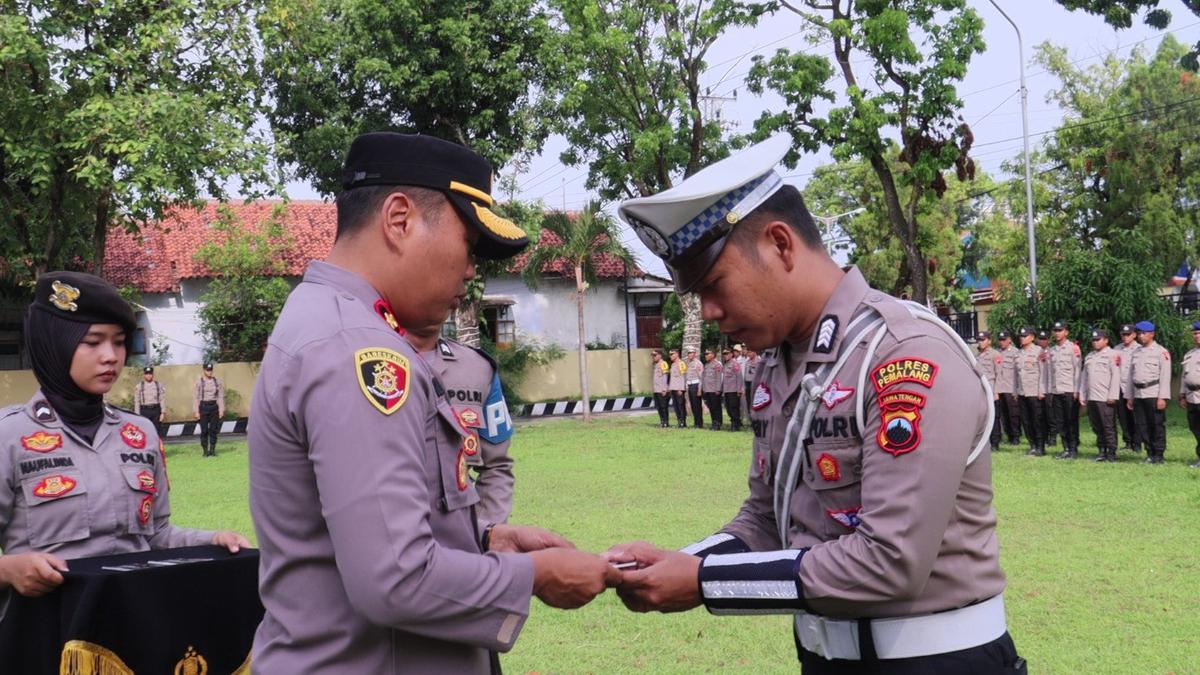 Jaga Netralitas Polri, Polres Pemalang Bagi-bagi Buku Saku Jelang ...