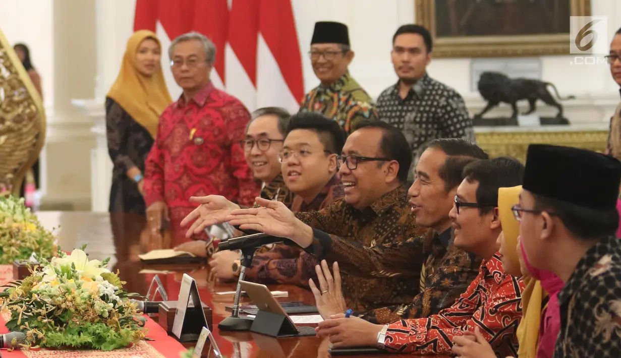Presiden Joko Widodo berbincang dengan asosiasi pengusaha mikro, kecil dan menengah di Istana Merdeka, Jakarta, Selasa (18/6/2019). Jokowi mengatakan, pelaku UMKM di Indonesia memiliki kesempatan yang masih sangat longgar untuk mengembangkan usaha. (Liputan6.com/Angga Yuniar)