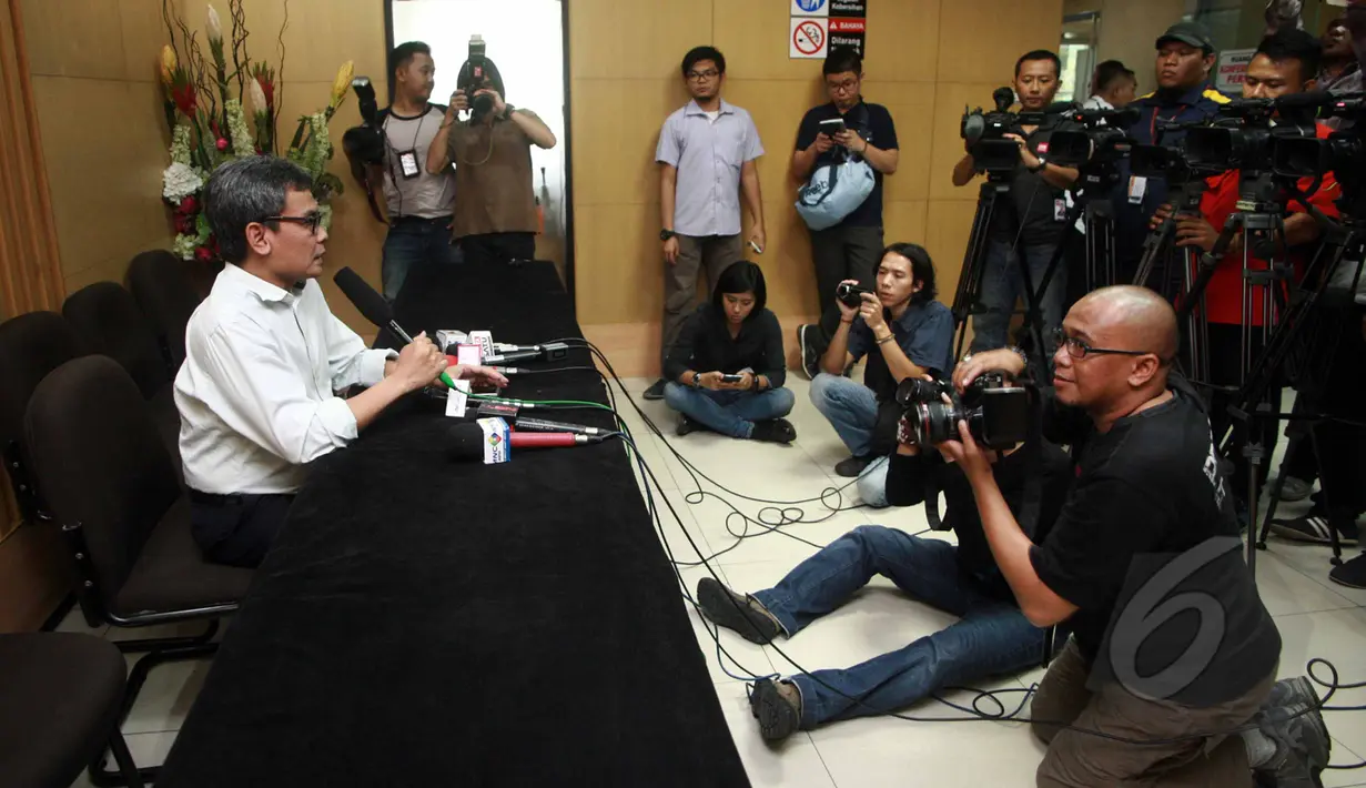 Plt Wakil Ketua KPK, Johan Budi memberikan penjelasan saat jumpa pers di gedung KPK, Jakarta, Rabu (8/4/2015). KPK akan memanggil SDA kembali pasca ditolaknya tuntutan Praperadilan di PN Jaksel (Liputan6.com/Helmi Afandi)