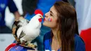 Suporter wanita Timnas Prancis mencium mainan ayam sebelum menyaksikan pertandingan melawan Albania di Grup A Euro 2016 di Stade Velodrome, Marseille, Prancis (15/6). (REUTERS/Eddie Keogh)