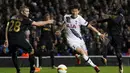 Pemain Spurs, Son Heung-Min (tengah), berebut bola dengan pemain Monaco dalam laga Grup J Liga Europa yang berlangsung di Stadion White Hart Lane, London, Inggris, Kamis (10/12/2015). (AFP/Ian Kington)