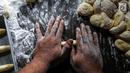 Karyawan mengangsur bahan adonan roti di Toko Roti GO, Purwokerto, Jawa Tengah, Senin (22/4). Toko roti yang berdiri sejak tahun 1898 tersebut diproduksi dengan fermentasi (bibit roti) dan tanpa bahan campuran atau pengawet. (Liputan6.com/Fery Pradolo)