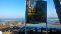 Papan-papan peringatan larangan berenang di pantai selatan Garut tersebar di sejumlah titik, tapi banyak turis yang mengabaikannya. (Liputan6.com/Yuliardi Hardjo Putro)