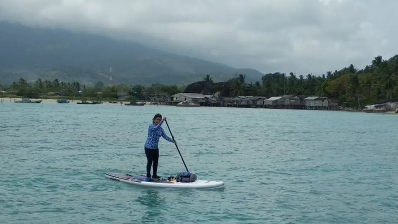 Menteri Kelautan dan Perikanan Susi Pudjiatuti menjalankan aktivitas paddling di Laut Natuna, MInggu (28/1/2018).