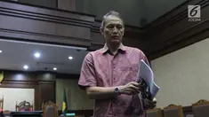 Mantan Direktur Produksi dan Teknologi Krakatau Steel Wisnu Kuncoro usai menjalani sidang dakwaan di Pengadilan Tipikor, Jakarta, Rabu (14/8/2019). Wisnu Kuncoro didakwa menerima suap terkait persetujuan proyek pengadaan dua unit boiler berkapasitas 35 ton. (Liputan6.com/Helmi Fithriansyah)
