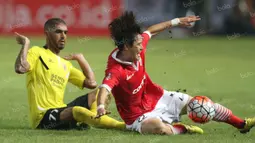 Pemain Persija, Hong Soon Hak (kanan), dilanggar pemain Semen Padang, Diego Santos, dalam laga Torabika Soccer Championship presented by IM3 Ooredoo di Stadion Utama Gelora Bung Karno, Jakarta, Minggu (8/5/2016). Persija menang 1-0. (Bola.com/Arief Bagus)