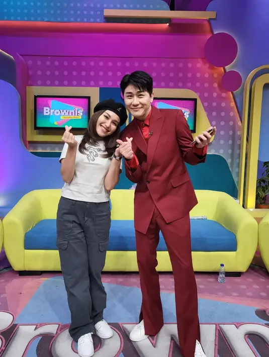 Celana cargo mendapatkan momentum di tahun 2022 dan akan terus bertahan pada tahun 2023. Tak hanya celana, kini rok sampai mantel akan mendapat detail kantong kargo. [@ayutingting92]