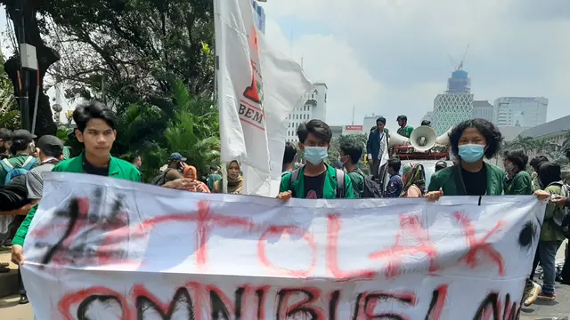 Mahasiswa mulai mendatangi kawasan patung kuda, Jakarta untuk demo menolak Omnibus Law Cipta Kerja, Selasa (20/10/2020).