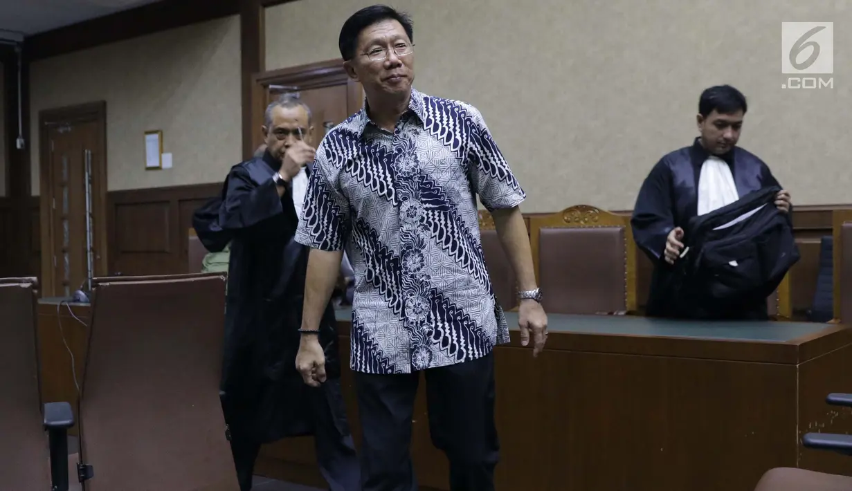 Presiden Direktur PT Grand Kartech, Kenneth Sutardja usai menjalani sidang pembacaan dakwaan di Pengadilan Tipikor, Jakarta, Rabu (12/6/2019). Kenneth Sutardja didakwa dalam kasus dugaan suap kepada Direktur PT Krakatau Steel, Wisnu Kuncoro. (Liputan6.com/Helmi Fithriansyah)