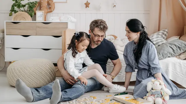 Orang tua dan anak bermain permainan kata