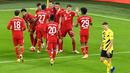 Para pemain Bayern Munchen merayakan gol yang dicetak oleh Robert Lewandowski ke gawang Borussia Dortmund pada laga Bundesliga di Stadion Signal Iduna Park, Sabtu (7/11/2020). Bayern menang dengan skor 3-2. (AP Photo/Martin Meissner, Pool)