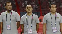 Pelatih Timnas Indonesia, Bima Sakti, Kurniawan Dwi Yulianto dan Kurnia Sandy, saat melawan Singapura pada laga Piala AFF 2018 di Stadion Nasional, Singapura, Jumat (9/11). Singapura menang 1-0 atas Indonesia. (Bola.com/M. Iqbal Ichsan)