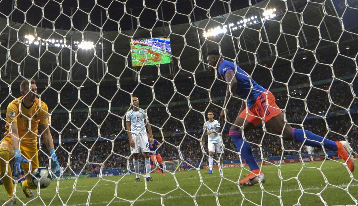 Proses gol yang dicetak striker Kolombia, Duvan Zapata, ke gawang Argentina pada laga Copa America 2019 di Stadion Fonte Nova, Salvador, (Sabtu (15/6). Argentina kalah 0-2 dari Kolombia. (AFP/Raul Arboleda)