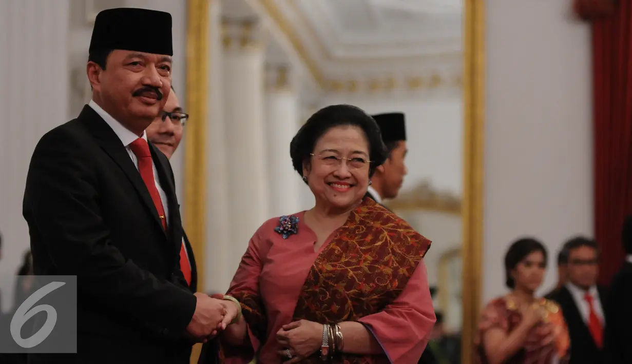 Ketum PDIP Megawati Soekarnoputri memberikan selamat kepada Kepala Badan Intelijen Negara (BIN) Budi Gunawan usai pelantikan di Istana Negara, Jakarta, (9/9). Budi Gunawan resmi menjadi Kepala BIN menggantikan Sutiyoso. (Liputan6.com/Faizal Fanani)