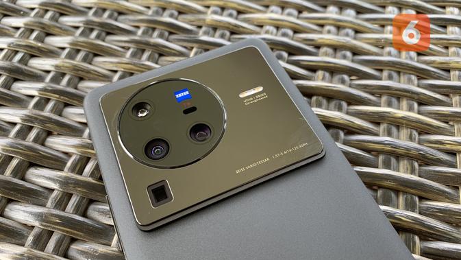 <p>Modul kamera Vivo X80 Pro. (Liputan6.com/ Yuslianson)</p>