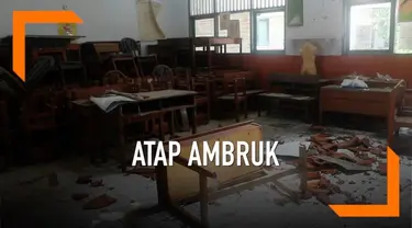 Atap ruangan kelas 6 di SD Negeri Depok tiba-tiba ambruk saat Hari Pendidikan Nasional. Saat kejadian tidak ada murid atau guru di dalam ruangan.