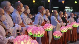 Para biksu mengenakan masker saat merayakan ulang tahun Buddha di Gwanghwamun Plaza, Seoul, Korea Selatan, Kamis (30/4/2020). Ulang tahun Buddha kali ini dirayakan di tengah pandemi virus corona COVID-19. (AP Photo/Ahn Young-joon)