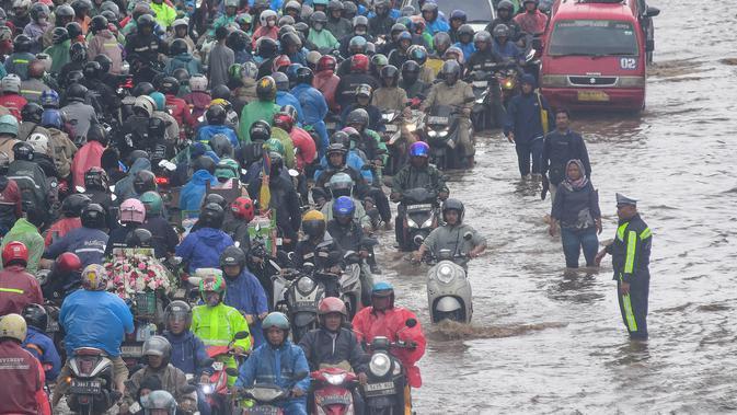 Banjir di Jalan DI Pandjaitan Jaktim Surut, Lalu Lintas Kembali Lancar