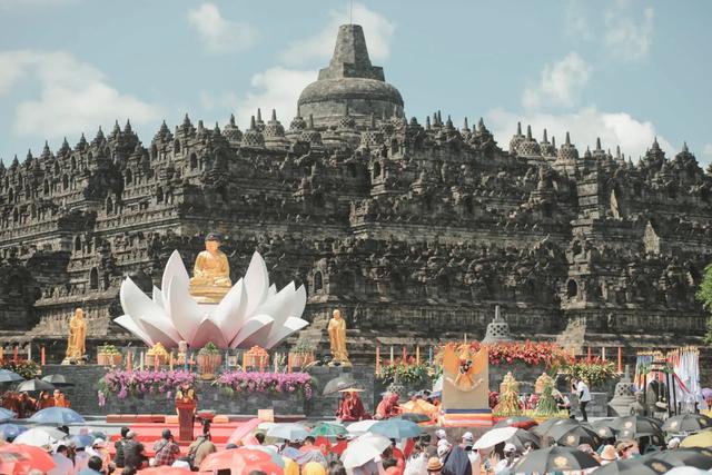Prosesi Seremonial Waisak yang Sakral