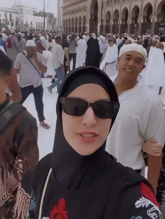 Lalu Nia pun mengenakan gamis hitam dengan detail bordir, dipadukan kerudung instan warna hitam yang serasi dengan kecamatanya. Nampak ia pun terlihat mengenakan lipstik glossy. Credit: Instagram  (@ramadhaniabakrie)