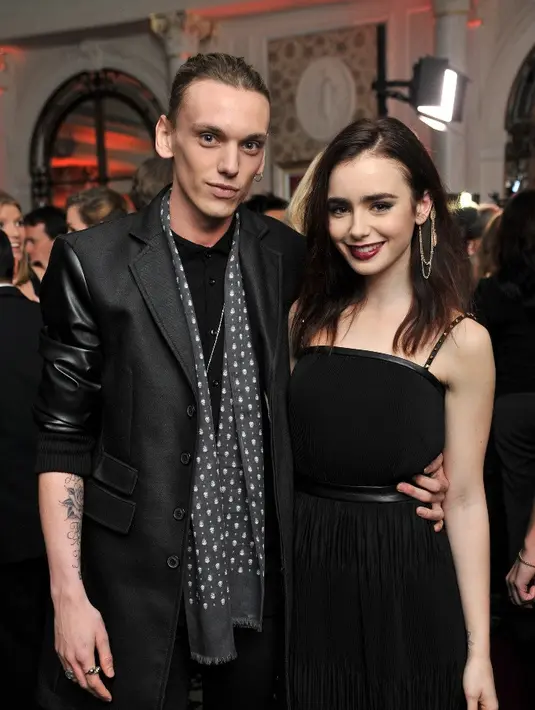 Tak hanya itu, mereka pun kembali menyukai postingan dan memberikan komentar masing-masing.(M Magazine)