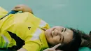 Meski masuk kategori pertandingan sportainment, namun persiapan Ziva tak main-main. Ia tetap akan menampilkan permainan terbaiknya. Penyanyi kelahiran 14 Maret 2001 itu bahkan tetap tersenyum lebar meski kelelahan saat berlatih. Ziva terlihat senang berbaring di lapangan badminton. (Liputan6.com/IG/@zivamagnolya)