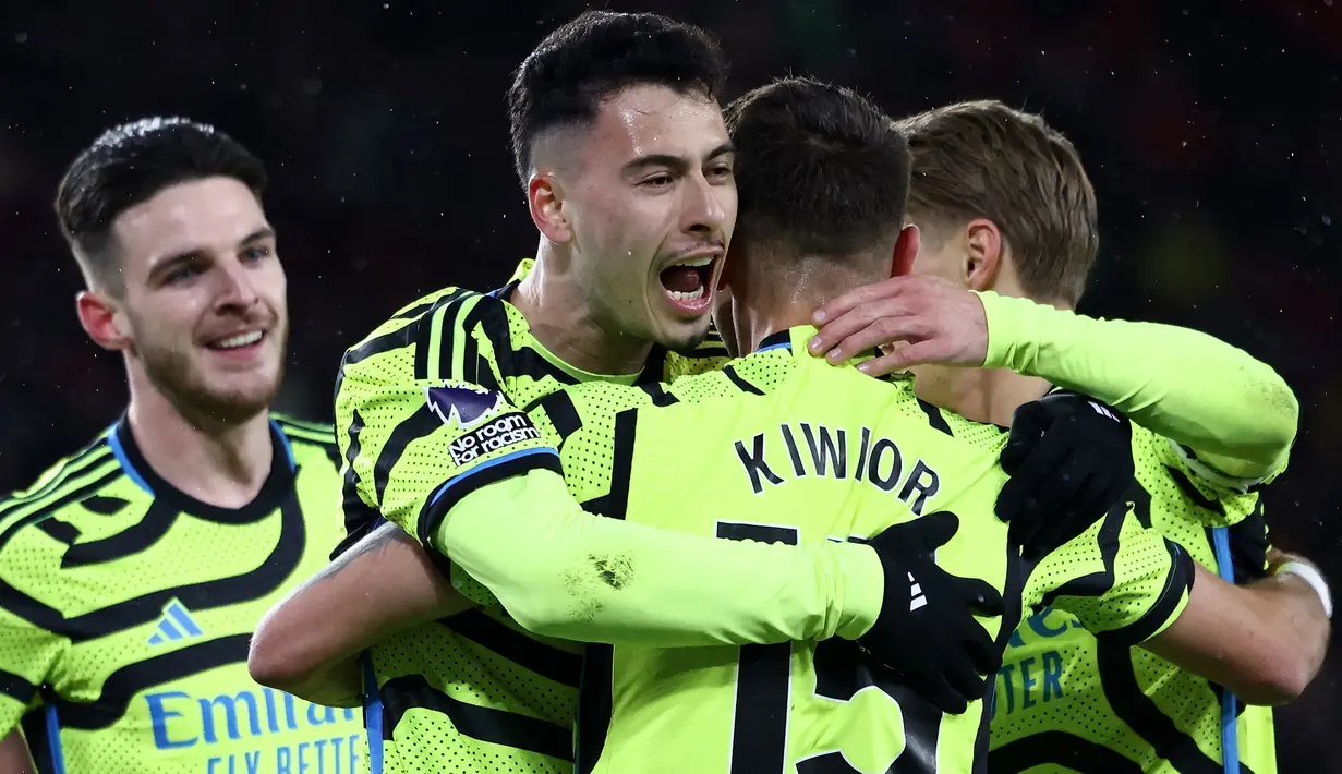 Arsenal tampil menggila dalam tiga laga tandang terakhirnya di Premier League 2023/2024. Total 17 gol tanpa kebobolan sukses ditorehkan pasukan Mikel Arteta dalam 3 laga tandang beruntun menghadapi West Ham, Burnley dan Sheffield United. The Gunners pun mencatat sejarah sebagai tim Inggris pertama yang mampu menang dengan selisih lima gol atau lebih dalam tiga laga tandang beruntun. Berikut tiga laga tandang terakhir Arsenal yang berujung sejarah. (AFP/Darren Staples)
