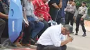 Seorang jemaat terlihat duduk di bawah saat melaksanakan ibadah di depan Istana Negara, Jakarta, Minggu (17/1/2016). Mereka kembali meminta agar pemerintah dapat memberikan solusi bagi permasalahan tempat ibadah mereka. (Liputan6.com/Immanuel Antonius)