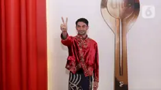 Aktor Reza Rahadian berpose di red carpet malam Anugerah Festival Film Indonesia (FFI) 2023 atau Piala Citra di Ciputra Artpreneur, Jakarta, Selasa (14/11/2023). (Liputan6.com/Herman Zakharia)