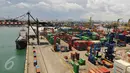  Suasana bongkar muat terminal peti kemas PT Nusantara Pelabuhan Handal ( NPH ) di pelabuhan tanjung priok, Jakarta, Selasa (7/2). Terminal tersebut dapat menampung  kapasitas 600 ribu TEUS pertahun. (Liputan6.com/Angga Yuniar)