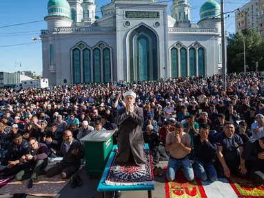 Umat muslim memanjatkan doa saat melaksanakan salat Idul Fitri di luar Masjid Katedral Moskow, Moskow, Rusia, Selasa (4/6/2019). Selain Rusia, sejumlah negara juga merayakan Hari Raya Idul Fitri hari ini. (AP Photo/Alexander Zemlianichenko)