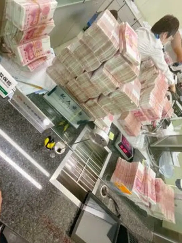 Ditegur Tak Memakai Masker oleh Satpam Bank, Jutawan Ini Marah dan Tarik Semua Tabungannya