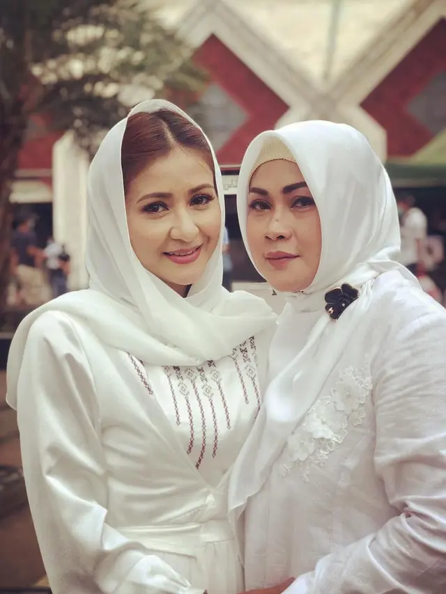 7 Pesona Ine Dewi Kala Tampil Pakai Hijab Ini Tuai Pujian