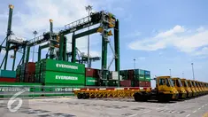 Suasana bongkar muat di Terminal Petikemas Kalibaru, Pelabuhan Utama Tanjung Priok atau New Priok Container Terminal (NPCT) 1, Jakarta, Selasa (13/9). (Liputan6.com/Faizal Fanani)