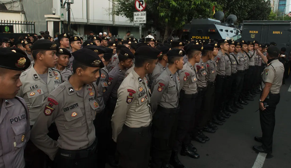 Aparat kepolisian melakukan pengamanan sidang lanjutan kasus dugaan penistaan agama oleh Basuki Tjahaja Purnama (Ahok) di PN Jakarta Utara, Selasa (20/12). Agenda sidang adalah tanggapan dari JPU atas nota keberatan Ahok. (Liputan6.com/Pool/Agung Rajasa)