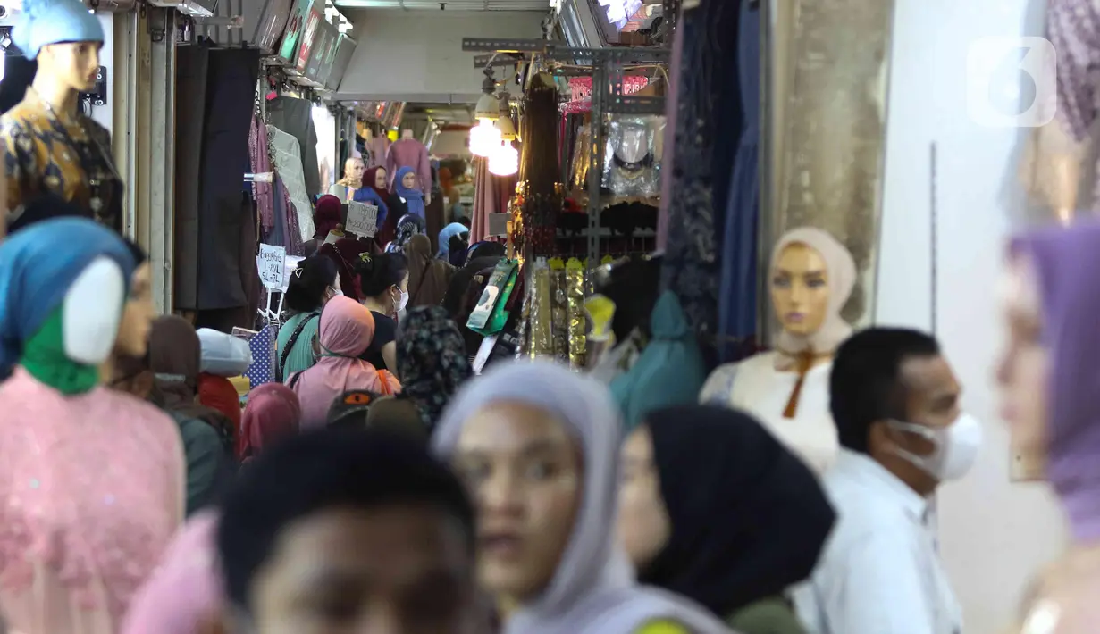 Calon pembeli memilih baju di Pasar Tanah Abang, Jakarta, (28/3/2022). Sepekan menjalang bulan suci Ramadan, Pasar Tanah Abang mulai dipadati pembeli yang hendak berbelanja untuk kebutuhan bulan puasa. (Liputan6.com/Herman Zakharia)