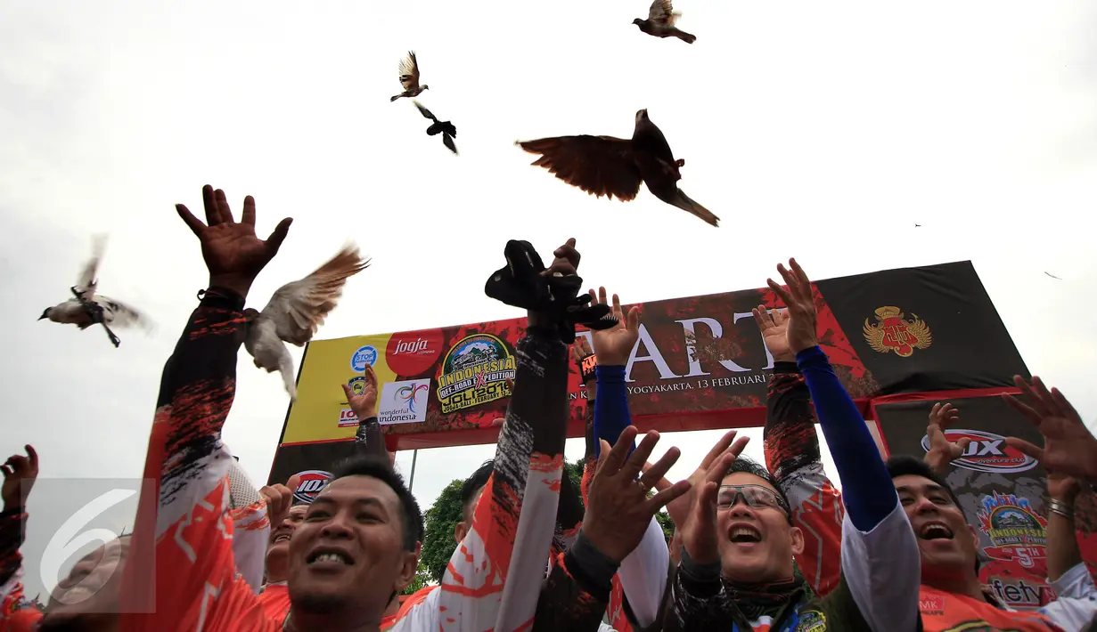 Peserta melepas merpati untuk menandai keberangkatan Indonesia Offroad Expedition (IOX) Jogja-Bali 2016 di Pagelaran Keraton Yogyakarta, Sabtu (13/2). 59 mobil dan 67 motor itu akan terlibat dalam perjalanan offroad sejauh 1.500 km (Foto : Boy Harjanto)