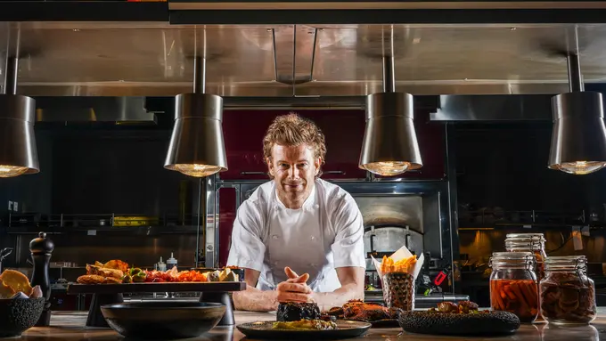 Chef Tom Aikens Persiapkan Kuliner Gastronomi Ala Eropa untuk Makan Malam Akhir Tahun Bersama Keluarga