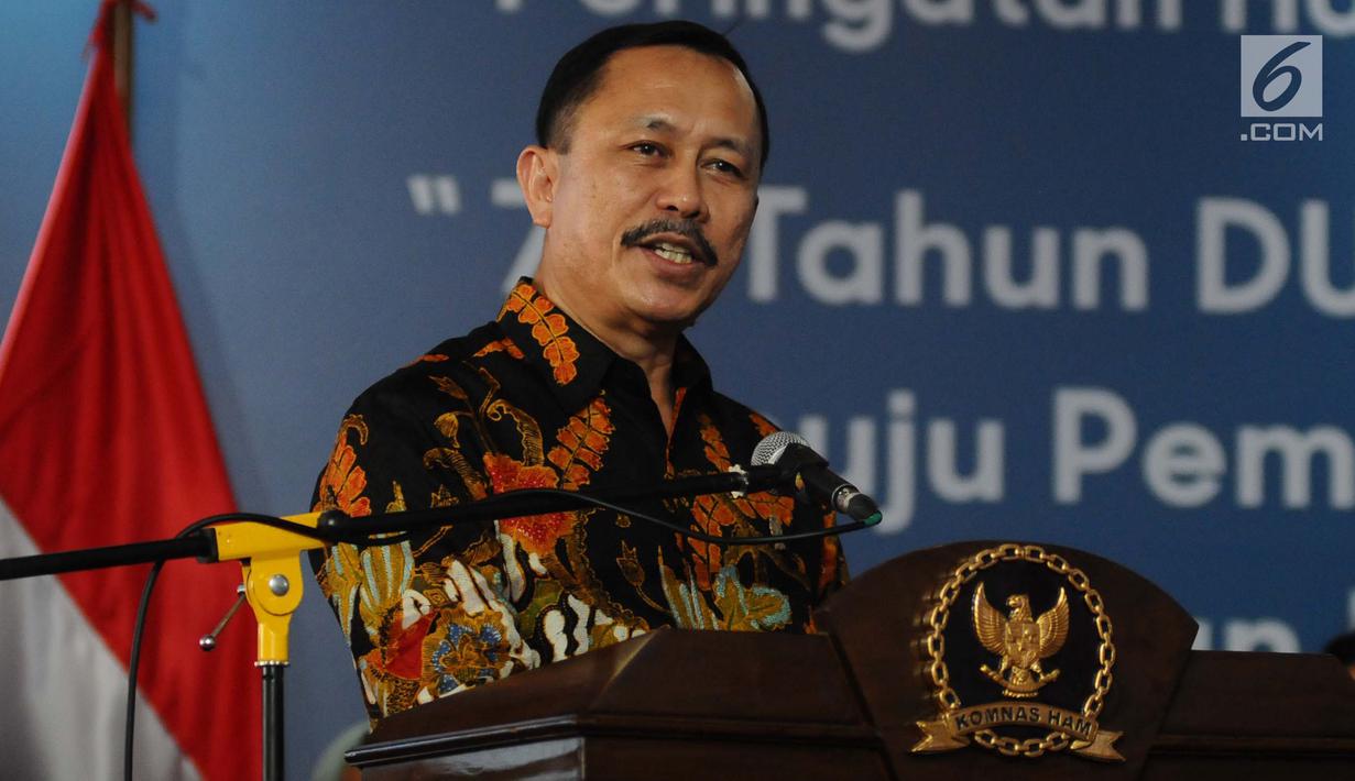 Ketua Komnas HAM, Ahmad Taufan Damanik memberi sambutan saat memperingati hari Hak Asasi Manusia (HAM) internasional 2018 di kantor Komnas HAM, Jakarta, Selasa (11/12). (Liputan6.com/Angga Yuniar)