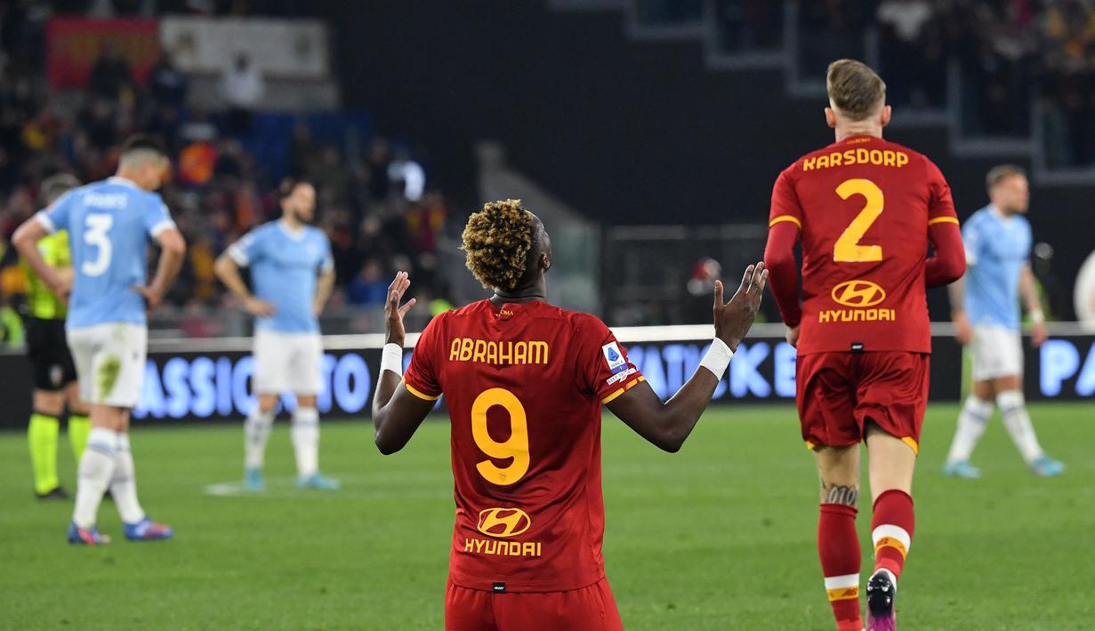 Gol kedua Tammy Abraham memanfaatkan umpan matang dari Karsdorp. (AFP/Tiziana Fabi)