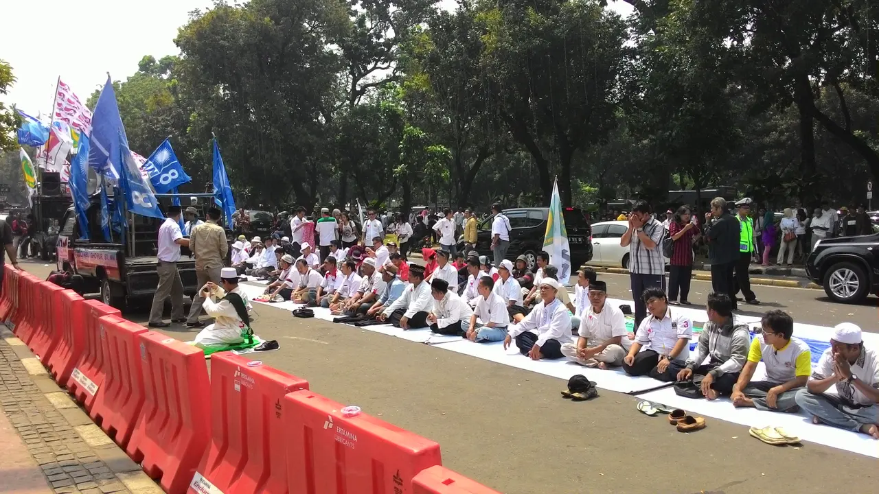 Salat Jumat di Depan Gedung MK